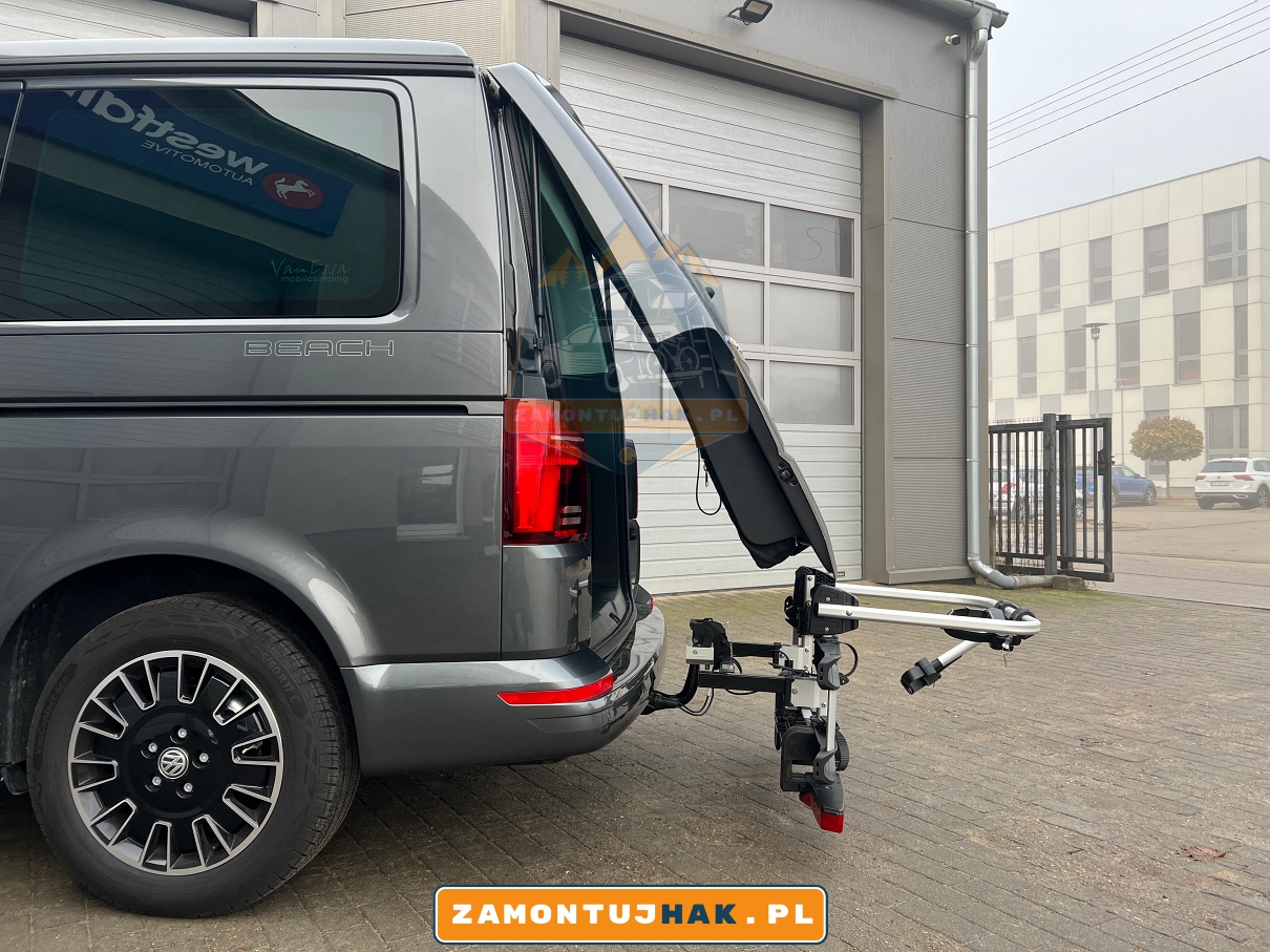 samochod z bagaznikiem rowerowym uebler po montazu haka na zdjeciu